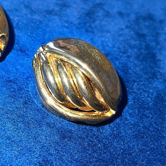 Vintage Napier Gold Crescent Shape Clip on Earrings - Picture 8 of 9